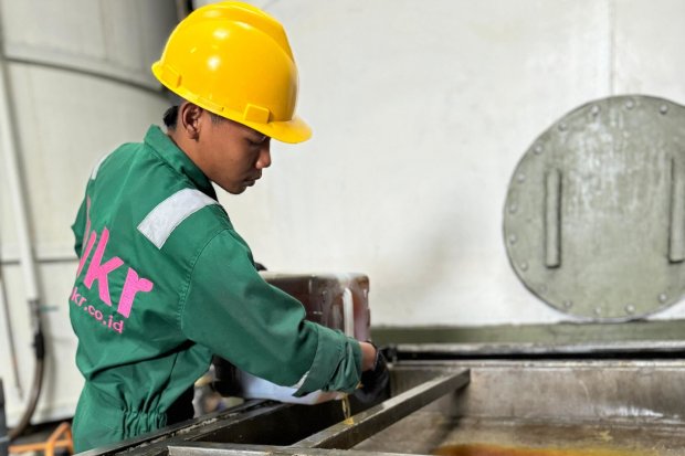 Chandra Asri Group bermitra dengan unit pengumpulan minyak jelantah milik Biofront di Indonesia, TUKR. Investasi ini sangat penting bagi Chandra Asri untuk mengembangkan portofolio bisnis ramah lingkungan dalam produksi bahan bakar nabati dan bio-nafta.