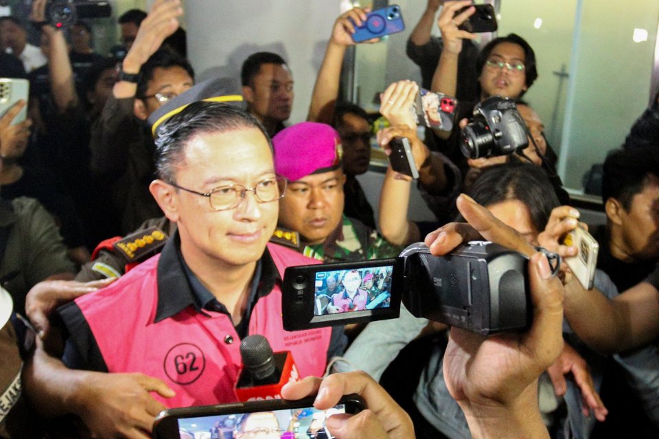 Mantan Menteri Perdagangan Thomas Trikasih Lembong atau Tom Lembong (kiri) menuju mobil tahanan usai menjalani pemeriksaan di Kejaksaan Agung, Jakarta, Selasa (29/10/2024). Kejaksaan Agung menetapkan Tom Lembong sebagai tersangka dalam kasus tindak pidana