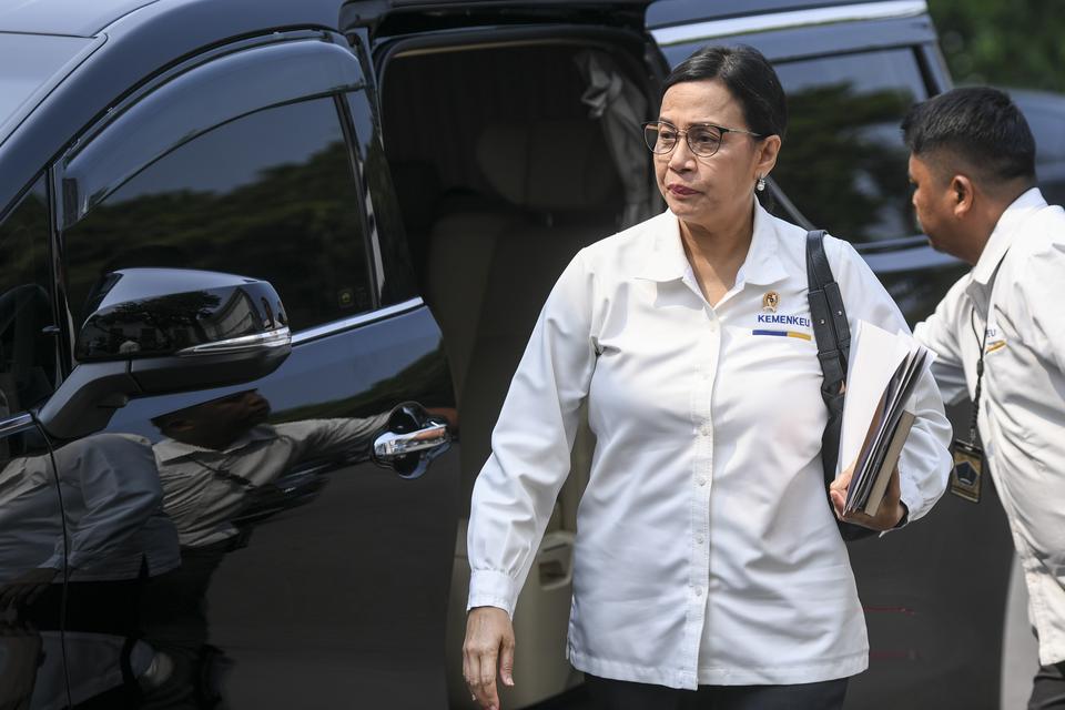 Menteri Keuangan Sri Mulyani Indrawati bersiap menghadiri rapat yang dipimpin Presiden Prabowo Subianto di Kompleks Istana Kepresidenan, Jakarta, Rabu (30/10/2024). Rapat tersebut membahas program kebijakan subsidi pemerintah.