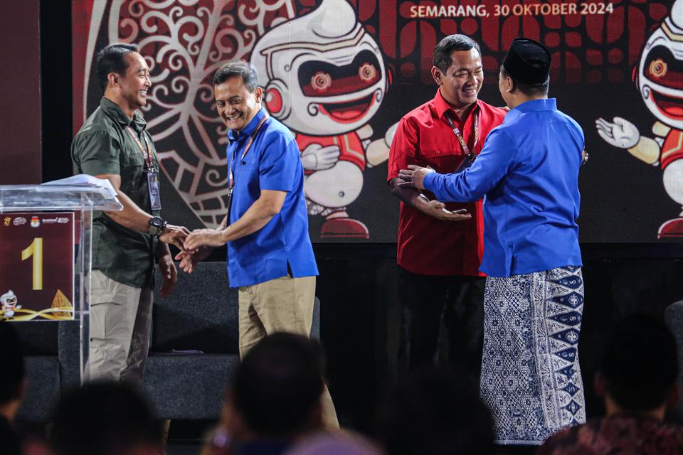 Pasangan calon Gubernur Jawa Tengah dan calon Wakil Gubernur Jawa Tengah nomor urut 1, Andika Perkasa (kiri) dan Hendrar Prihadi (kedua kanan) bersalaman dengan pasangan calon Gubernur Jawa Tengah dan Wakil Gubernur Jawa Tengah nomor urut 2, Ahmad Luthfi 