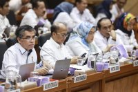 Menaker Yassierli menyampaikan paparan pada rapat kerja dengan Komisi IX DPR di Kompleks Parlemen, Senayan, Jakarta, Rabu (30/10/