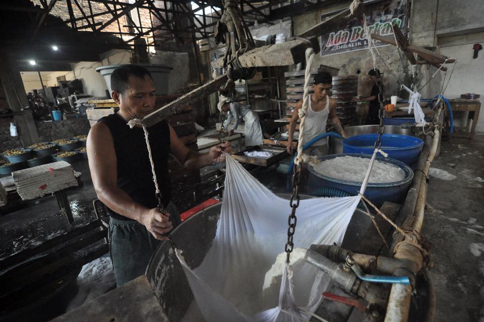 Pekerja menyelesaikan pembuatan tahu goreng di salah satu sentra produksi di Kota Bengkulu, Bengkulu, Kamis (31/10/2024). Direktorat Jenderal Perbendaharaan (DJPb) Provinsi Bengkulu menyebutkan penyaluran program kredit usaha rakyat (KUR) di Provinsi Beng