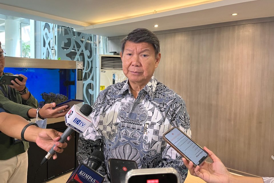 Utusan Presiden Bidang Energi dan Lingkungan Hidup Hashim Djojohadikusumo saat melakukan wawancara dengan awak media di Kementerian Koordinator Bidang Infrastruktur dan Pembangunan Kewilayahan, Jakarta, Kamis (31/10/2024).