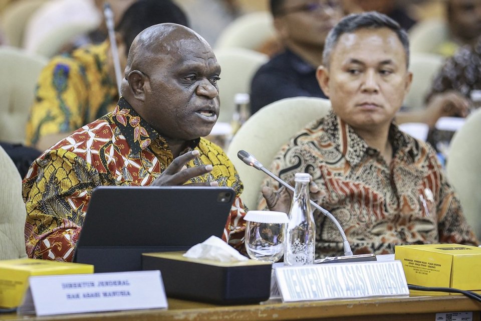 Menteri Hak Asasi Manusia (HAM) Natalius Pigai (kiri) bersama Wakil Menteri HAM Mugiyanto (kanan) menyampaikan paparan pada rapat kerja dengan Komisi XIII DPR di Kompleks Parlemen, Senayan, Jakarta, Kamis (31/10/2024).