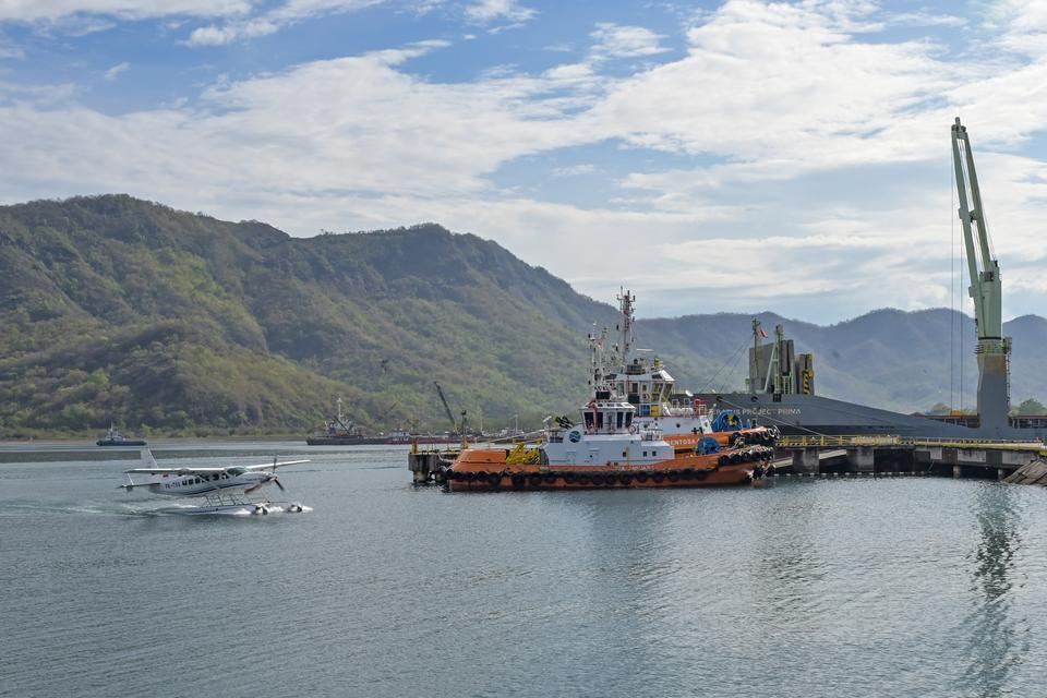 Pesawat amfibi melintas di Pelabuhan Benete, Kecamatan Maluk, Taliwang, Kabupaten Sumbawa Barat, NTB, Jumat (1/11/2024). Kantor Wilayah Direktorat Jenderal Perbendaharaan (Kanwil DJPb) Nusa Tenggara Barat mencatat penerimaan kepabeanan dan cukai telah ter