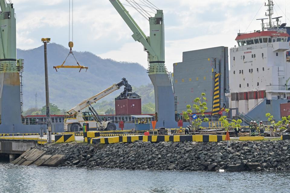 Kapal crane melakukan bongkar muat peti kemas di Pelabuhan Benete, Kecamatan Maluk, Taliwang, Kabupaten Sumbawa Barat, NTB, Jumat (1/11/2024). Kantor Wilayah Direktorat Jenderal Perbendaharaan (Kanwil DJPb) Nusa Tenggara Barat mencatat penerimaan kepabean