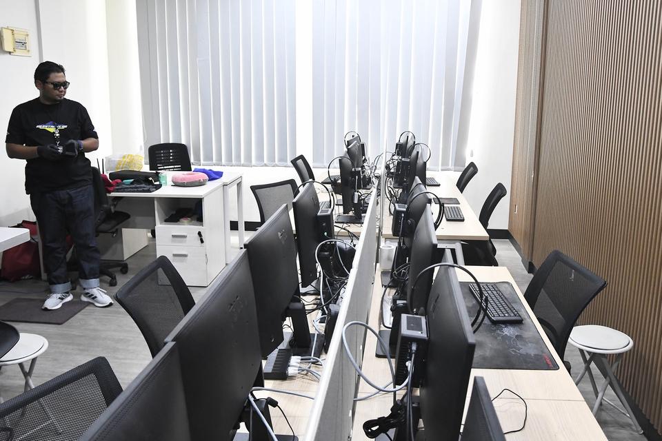 Anggota kepolisian berpakaian sipil menggeledah ruang kerja yang diduga menjadi kantor pegawai Kementerian Komunikasi dan Digital (Komdigi) yang terlibat judi online di ruko Galaxy, Jaka Setia, Bekasi, Jawa Barat, Jumat (1/11/2024). 