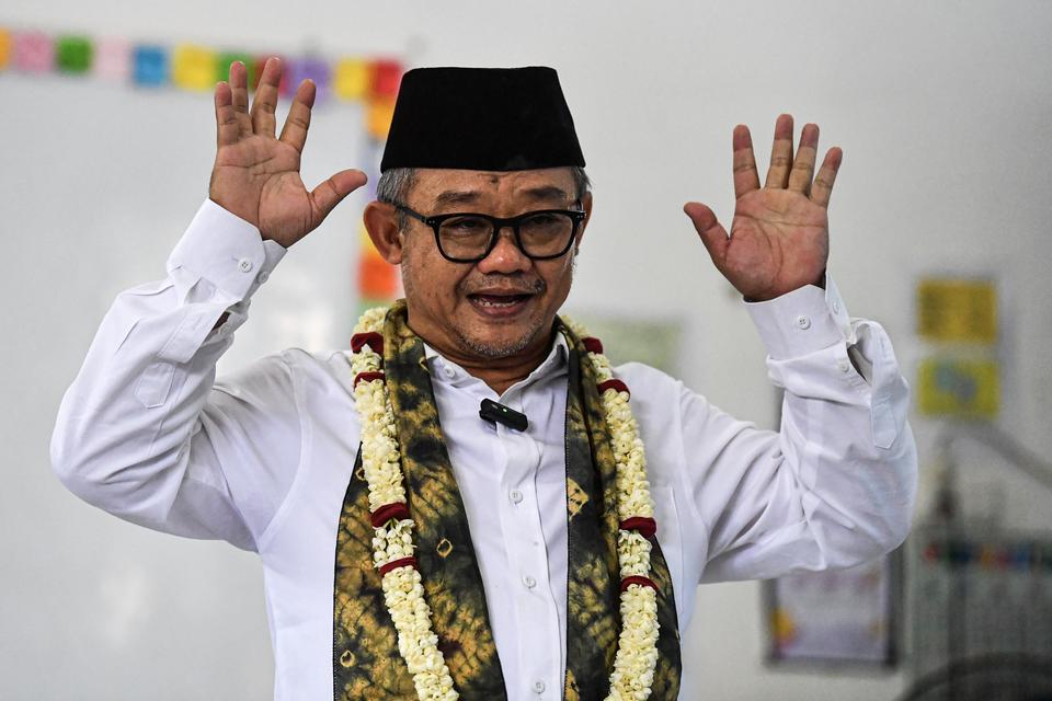 Menteri Pendidikan Dasar dan Menengah (Mendikdasmen) Abdul Mu'ti menyampaikan materi saat mengajar di SDN 59 Palembang, Sumatera Selatan, Jumat (1/11/2024). Dalam kesempatantersebut Mendikdasmen mengajarkan nilai-nilai dasar dan pentingnya tentang cita-