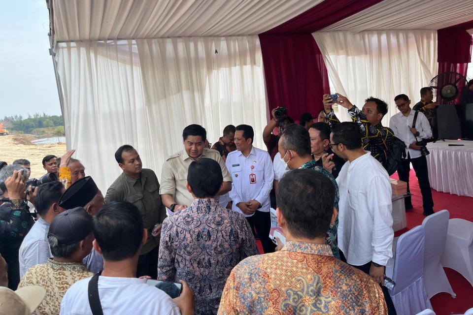 Menteri Perumahan dan Permukiman Maruarar Sirait (tengah, berbaju safari coklat muda) saat melaksanakan peletakan batu pertama proyek pembangunan rumah gratis bagi masyarakat berpenghasilan rendah atau MBR di Desa Sukawali Kabupaten Tangerang, Banten, har