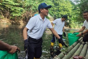 Menteri Lingkungan Hidup Hanif Faisol Bersih Sungai