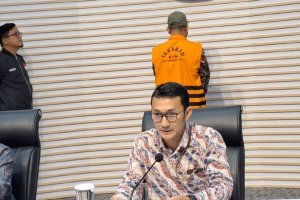 Anggota Tim Juru Bicara Komisi Pemberantasan Korupsi (KPK) Budi Prasetyo berikan keterangan kepada wartawan dalam konferensi pers di Gedung Merah Puti