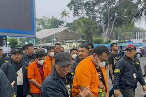 Ditreskrimum saat menggiring sejumlah tersangka dalam penggeledahan di Kantor Komdigi, Jalan Medan Merdeka Barat, Jumat (1/11/2024)