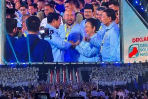 Presiden Prabowo Subianto menyapa Ketua Komisi IV DPR RI Siti Hediati (Titiek) Soeharto, dan putranya Didit Hediprasetyo
