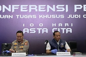 Wakil Kepala Bareskrim Polri Asep Edi Suheri (kanan) memperlihatkan barang bukti kepada media saat konferensi pers pengungkapan tersangka baru kasus j