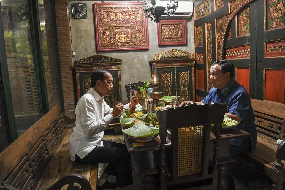 Presiden Prabowo Subianto (kanan) berbincang dengan Presiden RI ketujuh Joko Widodo (kiri) saat makan malam di Solo, Jawa Tengah, Minggu (3/11/2024).