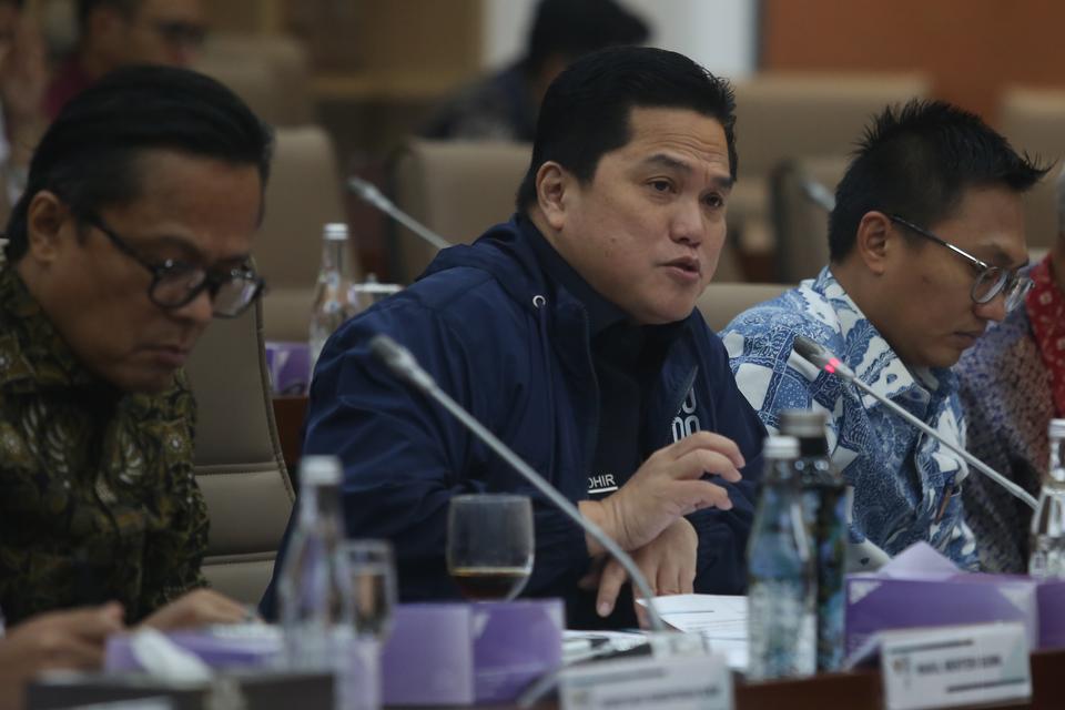 Menteri BUMN Erick Thohir (tengah) didampingi Wakil Menteri II Kartika Wirjoatmodjo (kiri) dan Wakil Menteri Aminuddin Ma'ruf (kanan) mengikuti rapat kerja dengan Komisi VI DPR di Kompleks Parlemen, Senayan, Jakarta, Senin (4/11/2024). Rapat tersebut mem