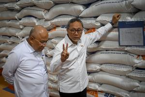 Menko Pangan tinjau gudang Bulog di Jakarta