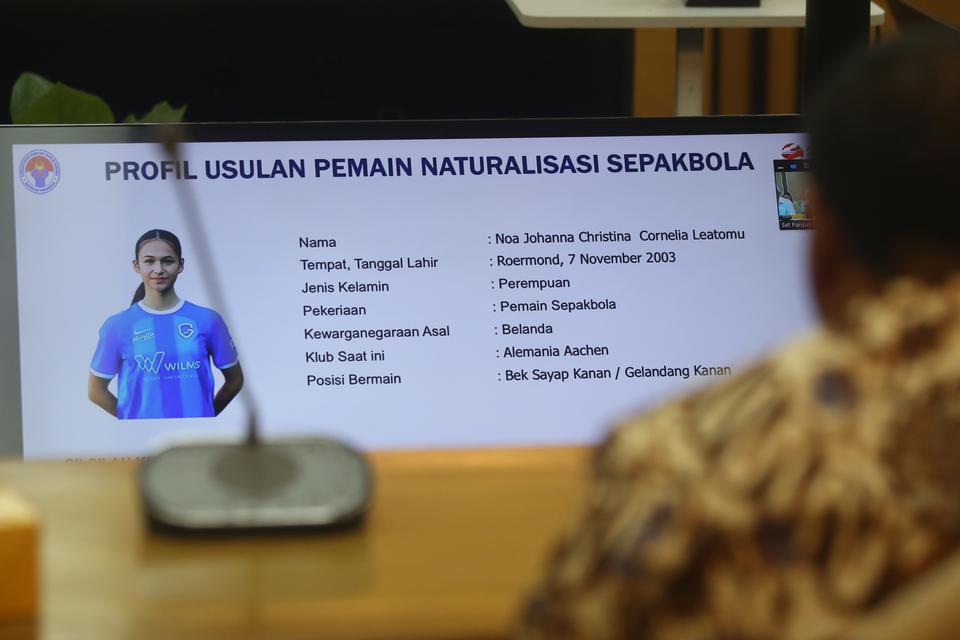 Anggota Komisi XIII melihat profil dari Noa Johanna Christina Cornelia Leatomu saat rapat kerja dengan Menteri Pemuda dan Olahraga Ario Bimo Nandito Ariotedjo dan Direktur Jenderal (Dirjen) Administrasi Hukum Umum (AHU) Kementerian Hukum Cahyo R Muzhar di