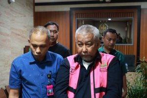 Mantan Dirjen Perkeretaapian Prasetyo Boeditjahjono ditangkap oleh Kejaksaan Agung pada Minggu (3/11). Foto: Antara