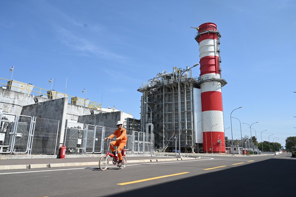 PLTGU Jawa-1 juga menggunakan teknologi closed loop cooling tower system sehingga dapat mengurangi volume penggunaan air laut dalam mendukung operasional pembangkit.