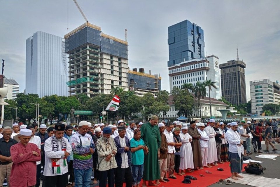 Massa aksi dari sejumlah organisasi kemasyarakatan (ormas) Islam termasuk Front Persaudaraan Islam (FPI) menggelar sholat ashar di kawasan Patung Kuda Arjuna Wijaya, Jakarta Pusat, Senin (4/11/2024).