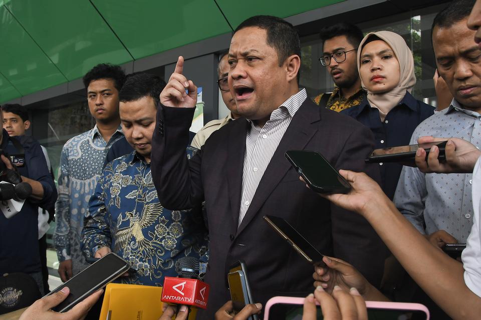 Ketua tim penasihat hukum tersangka kasus impor gula Kementerian Perdagangan Tom Lembong, Ari Yusuf Amir (tengah) memberikan keterangan kepada wartawan usai mendaftarkan permohonan praperadilan di Pengadilan Negeri Jakarta Selatan, Selasa (5/11/2024). 