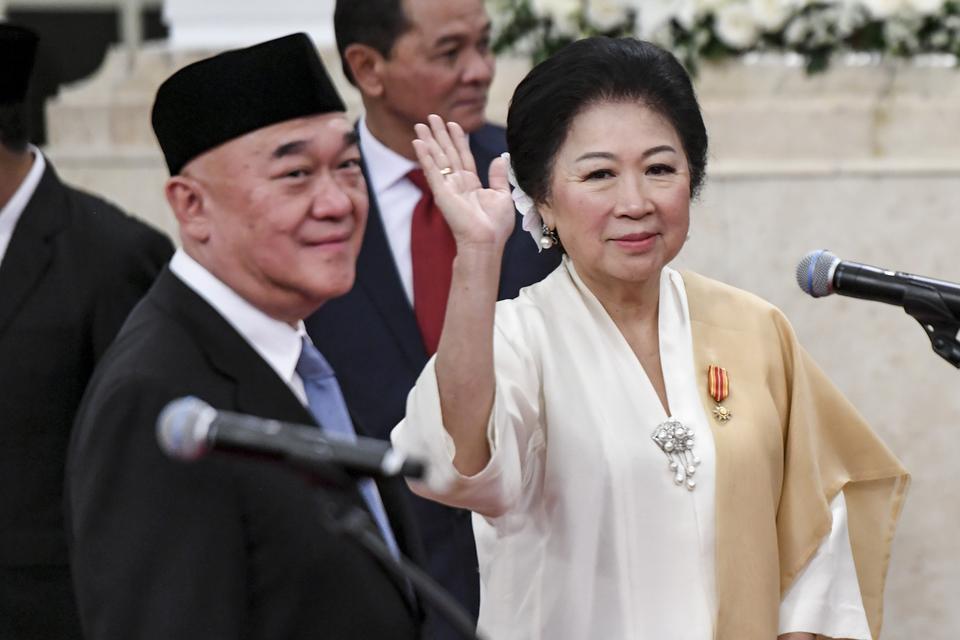 Mari Elka Pangestu (kanan) bersama Haryanto Adikoesoemo (kiri) bersiap dilantik menjadi Wakil Ketua dan anggota Dewan Ekonomi Nasional oleh Presiden Prabowo Subianto di Istana Negara, Jakarta, Selasa (5/11/2024). 