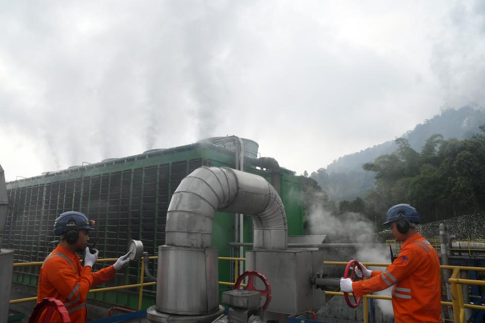 Petugas mengecek Pembangkit Listrik Tenaga Panas Bumi (PLTP) Gunung Salak di Kabupaten Bogor, Jawa Barat, Selasa (5/11/2024). Pengembangan kapasitas PLTP nasional 