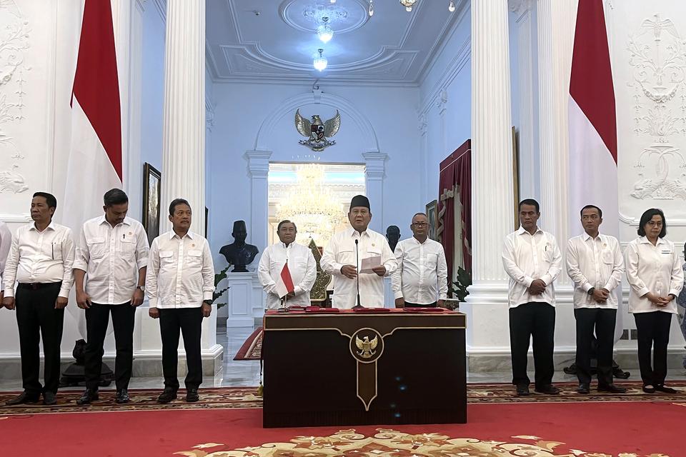 Presiden Prabowo Subianto (tengah) didampingi sejumlah menteri/wakil menteri Kabinet Merah-Putih dan perwakilan nelayan serta petani menyampaikan keterangan pers di Istana Merdeka, Jakarta, Selasa (5/11/2024).