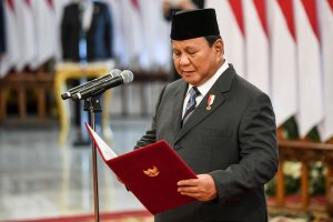 Prabowo Subianto melantik anggota Kompolnas, Selasa (5/11)