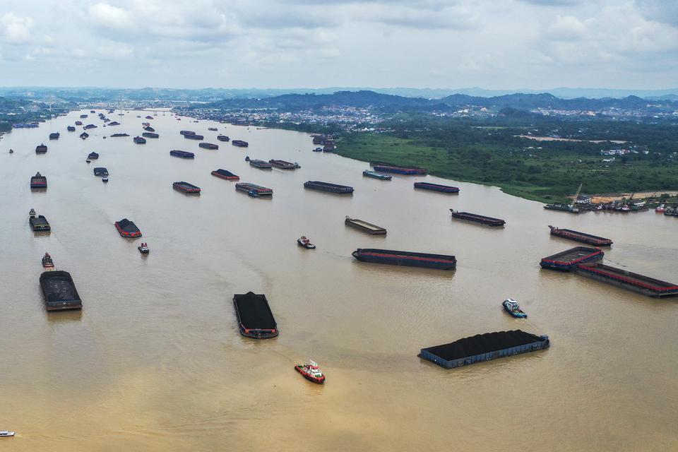 Sejumlah kapal tongkang bermuatan batu bara melintas perairan Sungai Mahakam di Samarinda, Kalimantan Timur, Rabu (6/11/2024). 