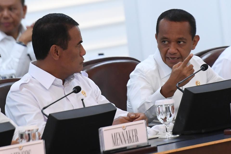 Menteri ESDM Bahlil Lahadahlila (kanan) berbincang dengan Menteri Pertanian Andi Amran Sulaiman sebelum mengikuti Sidang Kabinet Paripurna di Kantor Presiden, Jakarta, Rabu (6/11/2024).