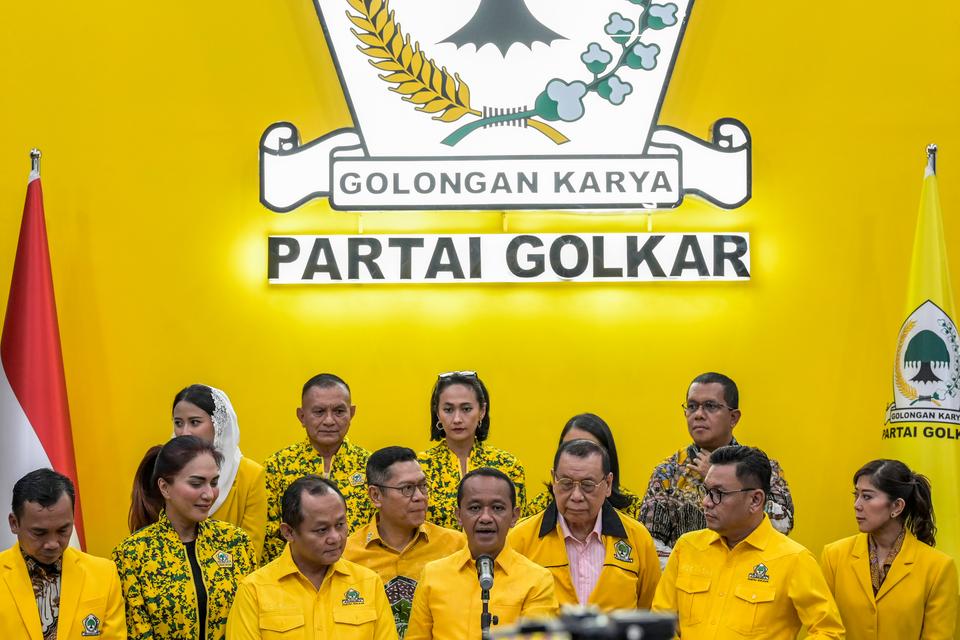 Ketua Umum Partai Golkar Bahlil Lahadalia (tengah) didampingi anggota partai membacakan nama-nama pengurus partai di Kantor DPP Partai Golkar, Jakarta, Kamis (7/11/2024). 