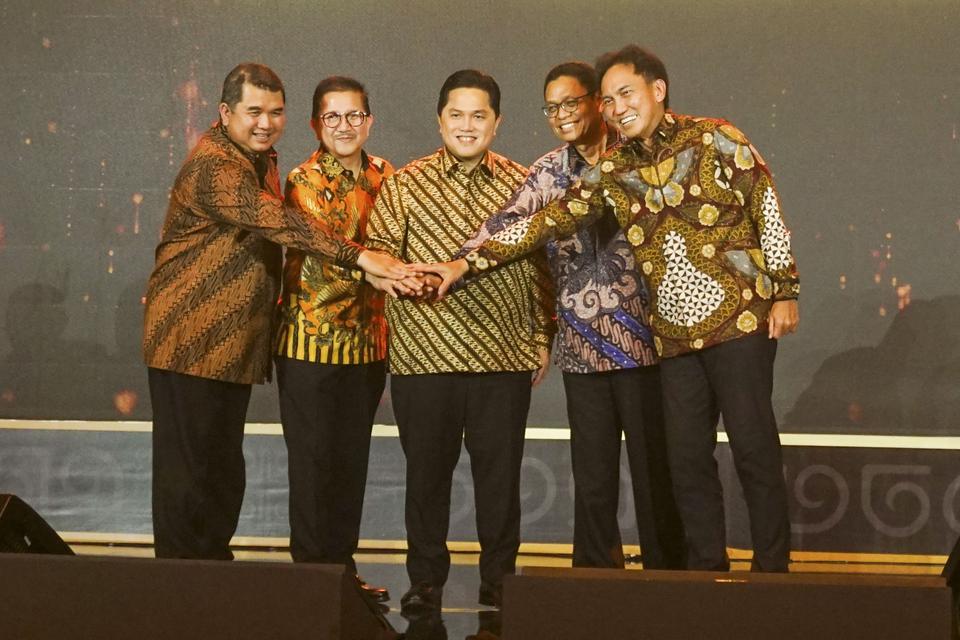 Menteri BUMN Erick Thohir (tengah) berjabat tangan dengan Direktur Utama Mining Industry Indonesia Hendri Prio Santoso (kiri), Wakil Menteri ESDM Yuliot Tanjung (kedua kanan), Presiden Direktur PT. Freeport Indonesia Tony Wenas (kedua kiri) dan Direktur U