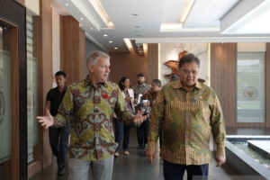 Menteri Koordinator Bidang Perekonomian Airlangga Hartarto bertemu dengan Duta Besar (Dubes) Kanada untuk Indonesia dan Timor-Leste Jess Dutton