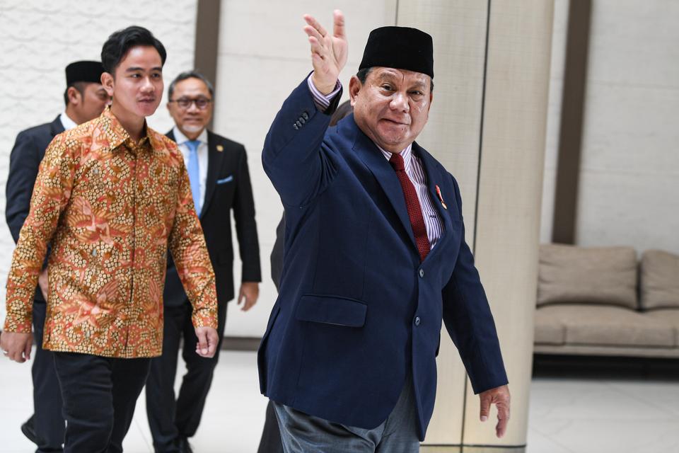 Presiden Prabowo Subianto (kanan) didampingi Wakil Presiden Gibran Rakabuming Raka (kiri) melambaikan tangan saat akan menaiki pesawat untuk bertolak menuju China di Pangkalan TNI AU Halim Perdanakusama, Jakarta, Jumat (8/11/2024). Prabowo akan melakukan 