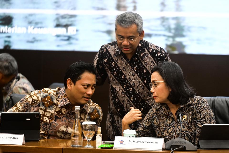 Menteri Keuangan Sri Mulyani Indrawati (kanan) berbincang dengan Wakil Menteri Keuangan Thomas Djiwandono (kiri) dan Suahasil Nazara (tengah) sebelum memberikan keterangan pers APBN KiTa edisi November 2024 di Jakarta, Jumat (8/11/2024). 