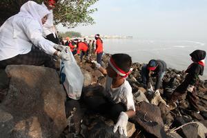 Aksi bersih-bersih sampah di pantai sambut Hari Pahlawan