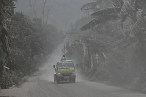 Jalan Trans Flores terdampak parah erupsi Lewotobi