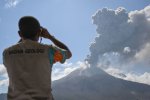 Kolom erupsi Gunung Lewotobi Laki-laki 