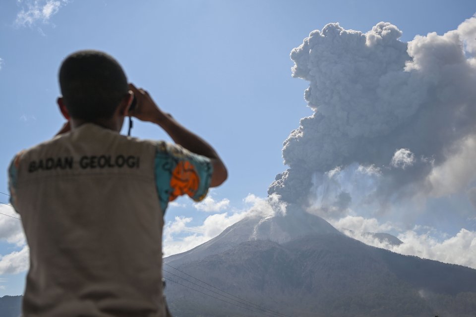 Sebanyak 30 penerbangan dari Bandara Komodo ke wilayah lain dibatalkan akibat paparan abu vulkanik erupsi Gunung Lewotobi Laki-Laki di Nusa Tenggara Timur (NTT).