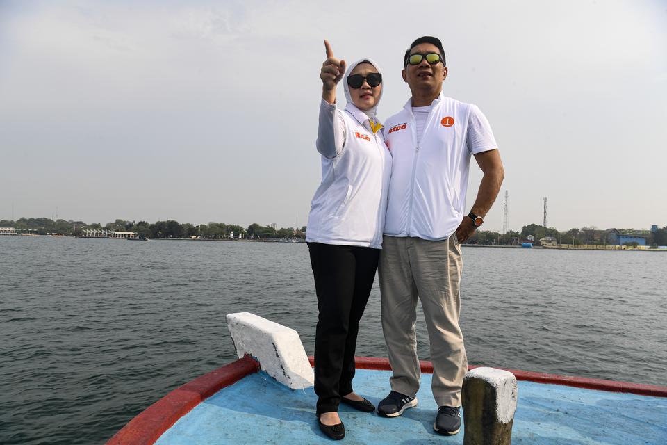 Calon Gubernur DKI Jakarta nomor urut 1 Ridwan Kamil (kanan) bersama istri Atalia Praratya (kiri) berbincang di atas kapal di perairan Teluk Jakarta, Jakarta, Minggu (10/11/2024).