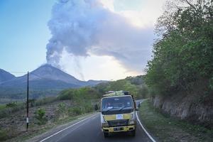 Evakuasi pengungsi terdampak erupsi Gunung Lewotobi