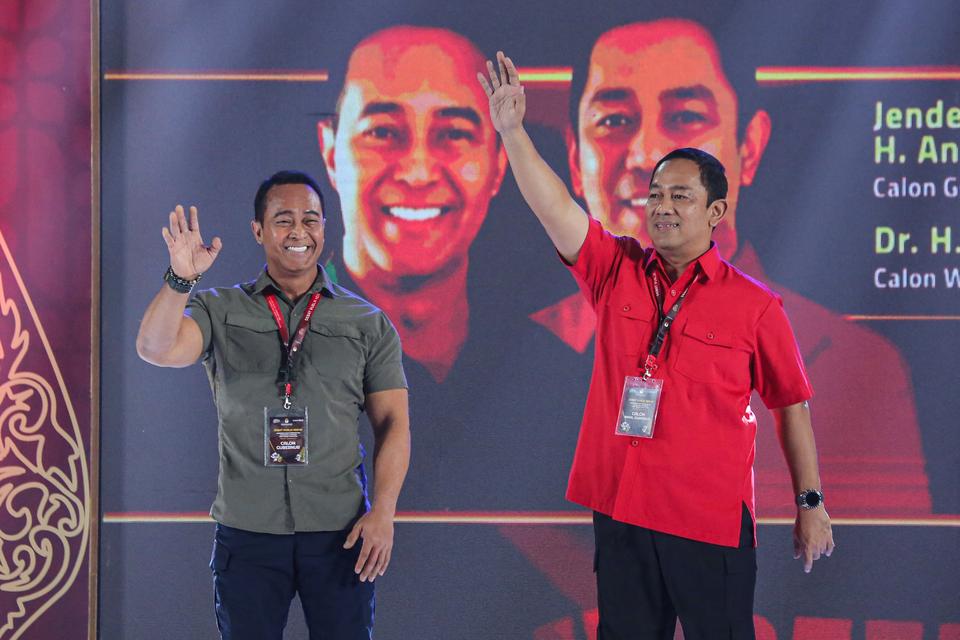 Pasangan calon Gubernur dan calon Wakil Gubernur Jawa Tengah nomor urut satu Andika Perkasa (kiri) bersama Hendrar Prihadi (kanan) menyapa simpatisan pendukungnya saat mengikuti debat publik kedua Pilgub Jawa Tengah 2024 di MAC Ballroom, Semarang, Jawa Te