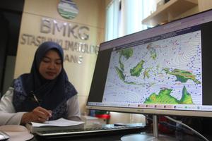 Peringatan dini dampak tak langsung siklon tropis Toraji