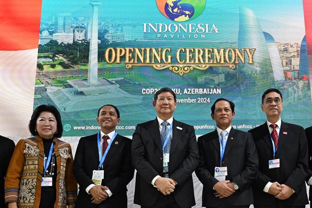Utusan Khusus Presiden pada Konferensi Perubahan Iklim PBB ke-29 (COP29 UNFCCC) Hashim Djojohadikusumo (tengah) didampingi Menteri Kehutanan Raja Juli Antoni (kedua kiri), Menteri Lingkungan Hidup Hanif Faisol Nurofiq (kedua kanan), Utusan Khusus Presiden