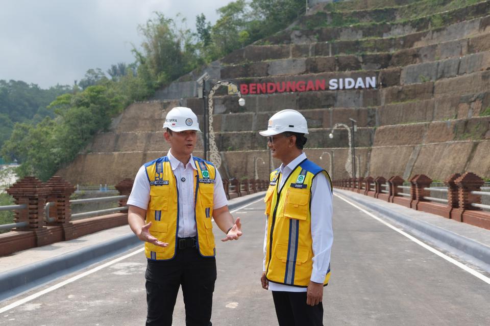 Menteri Koordinator Bidang Infrastruktur dan Pembangunan Kewilayahan Agus Harimurti Yudhoyono (kiri) berbincang dengan Menteri Pekerjaan Umum Dody Hanggodo (kanan) saat meninjau proyek pembangunan Bendungan Sidan di Gianyar, Bali, Senin (11/11/2024).
