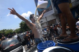 Aksi peternak sapi buang susu