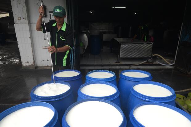 Industri wajib menyerap susu sapi lokal