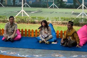 Menteri Komdigi Meutya Hafid saat kunjungan kerja ke RPTRA Intiland Teduh Semper Barat, Cilincing, Jakarta Utara, Selasa (12/11).